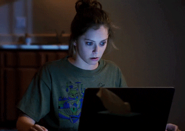 Gif mujer satisfecha marketing estelar